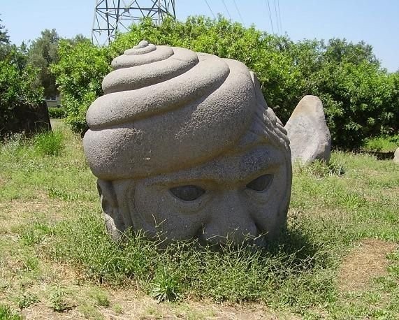 Памятники, способные удивить любого