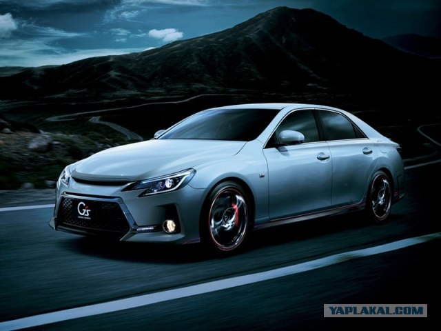 Едет пацанчик, сигаретку покуривает