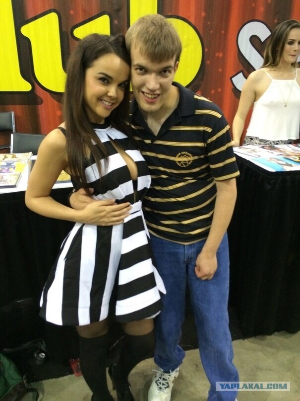 Porn Comicon: парень сфоткался со своими любимыми актрисами