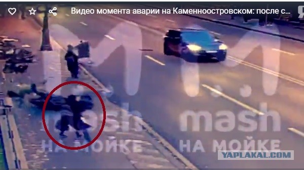 Видео момента аварии на Каменноостровском: после столкновения с авто, мотоцикл летит в толпу и сшибает похожих