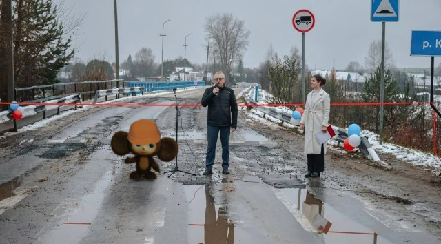 Позор дня: так выглядит дорога к отремонтированному мосту через реку Кичменьга в Вологодской области