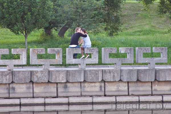 Эпидемия поцелуев на "Острове слёз"