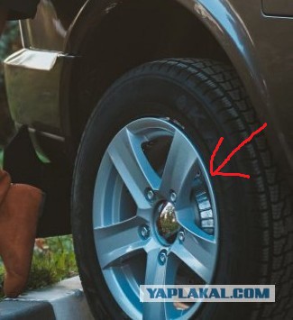 Красивые девушки и новая Lada Urban
