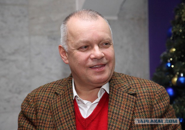Зачем "володька" сбрил... брови?