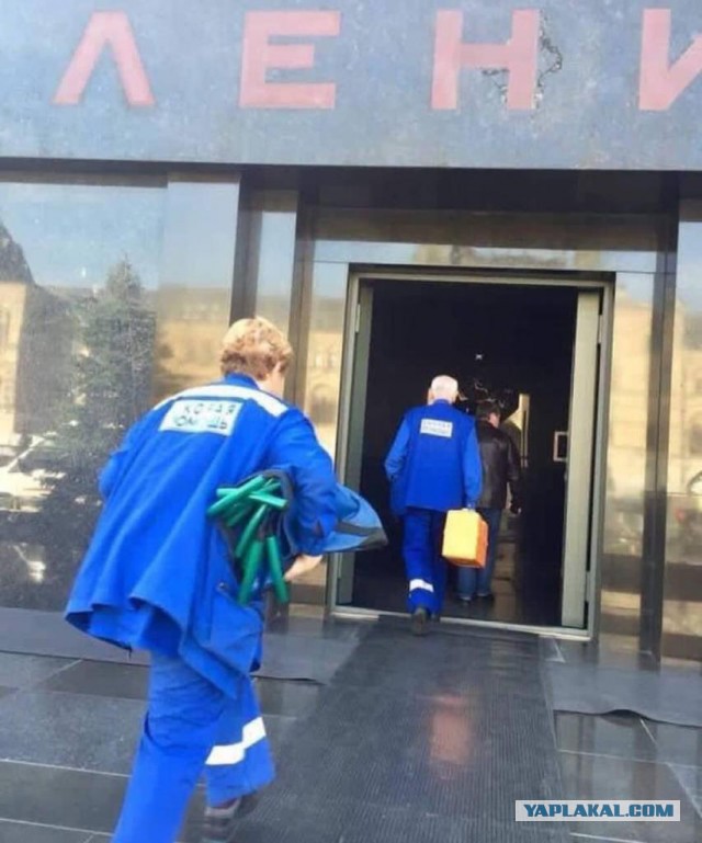 Напротив здания правительства Архангельской области, неизвестные личности провели пикет в связи с мусорной и налоговой политикой