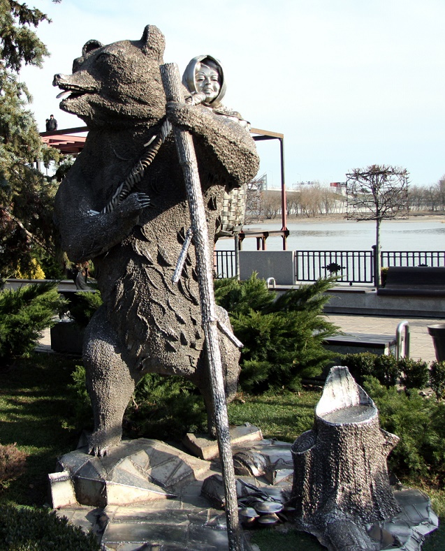 Скульптура "Маша и медведь перед лицом Апокалипсиса"