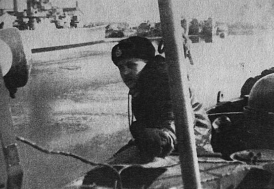 Авария субмарины. На борту Б-4 "...вот и встренули праздничек"