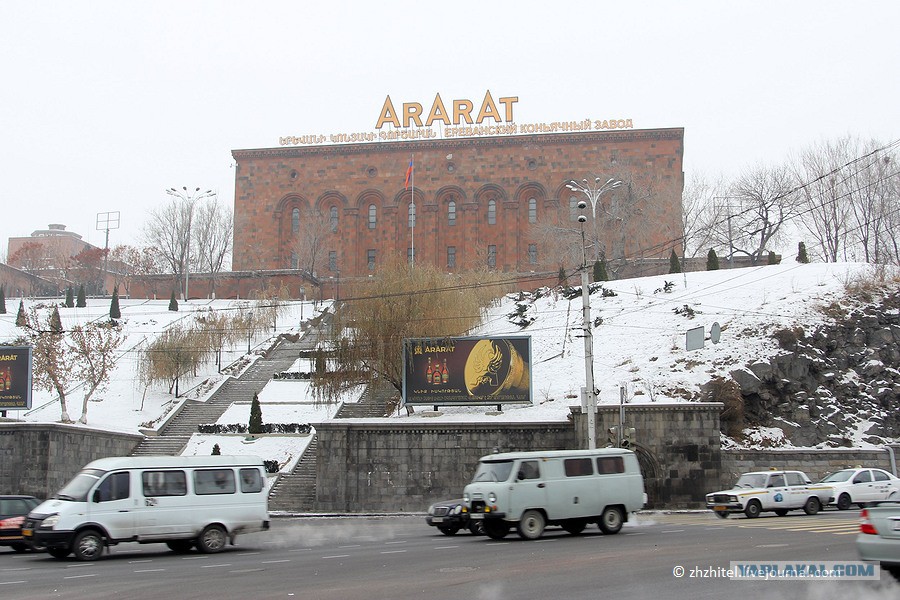Завод ной ереван. Завод Арарат в Ереване. Коньячный завод в Ереване. Завод Арарат в Ереване экскурсия. Ереван вид на Арарат.