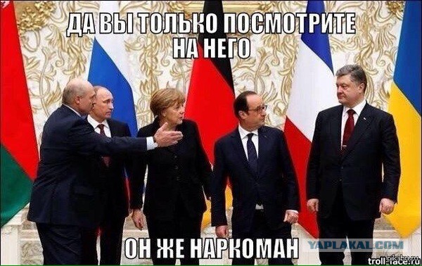 Путин потер руки после рукопожатия с Порошенко