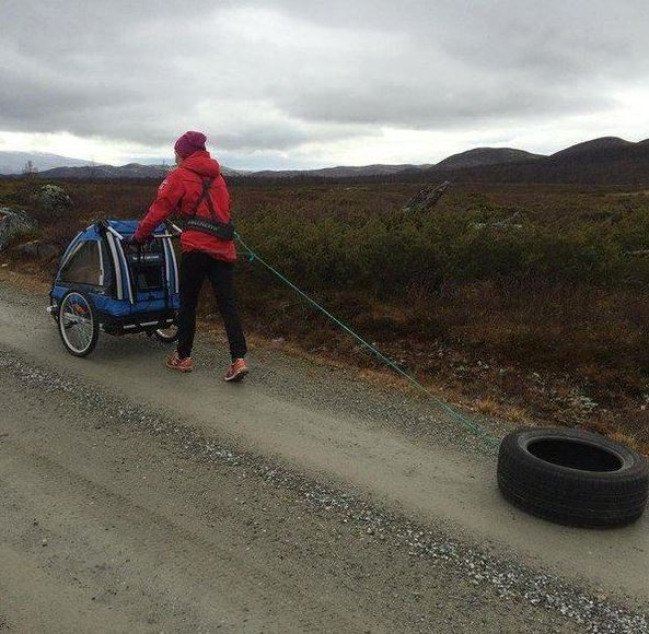Норвежская биатлонистка Тура Бергер гуляет