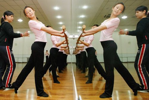 Суровые тренировки китайских стюардесс