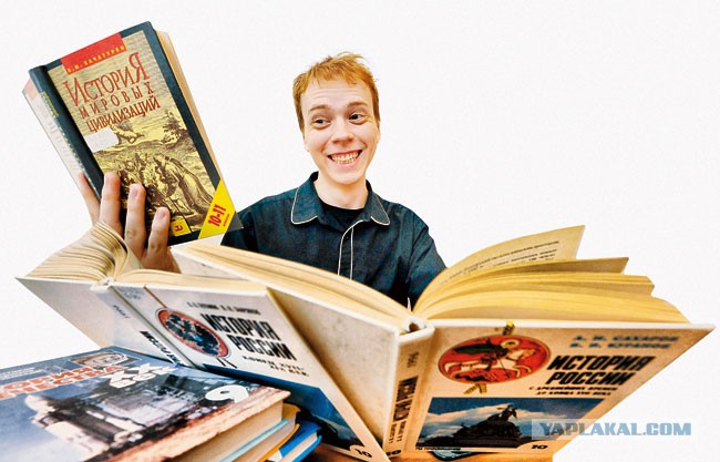 ребенок с увлечением читает историческую книгу