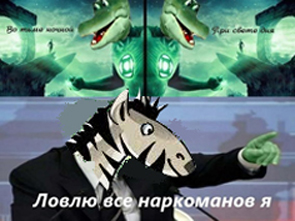 Крокодил с головой зебры спустился к бегемотам