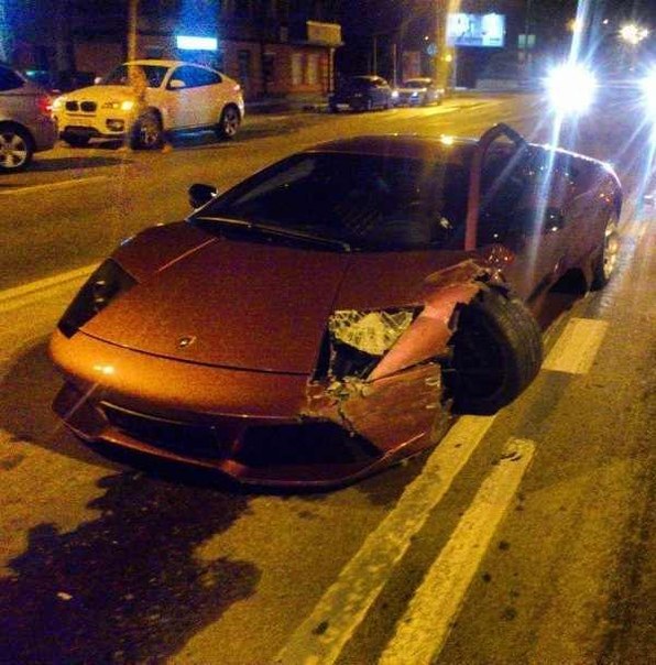В Краснодаре «шестерка» столкнулась с Ferrari