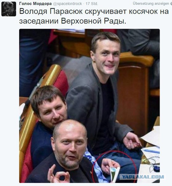 Фото: Яценюка с розами унесли со сцены
