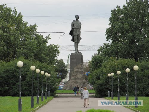 Шестеро московских хулиганов устроили фотосессию верхом на памятнике Пушкину