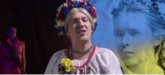 Выступление Юлии Чичериной перед бойцами.