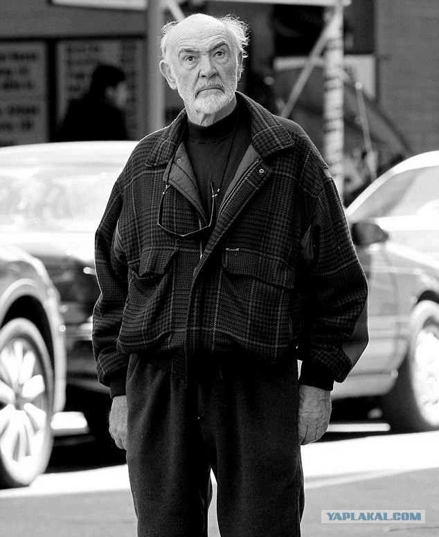 Девушка Бонда снова надела бикини в 62!