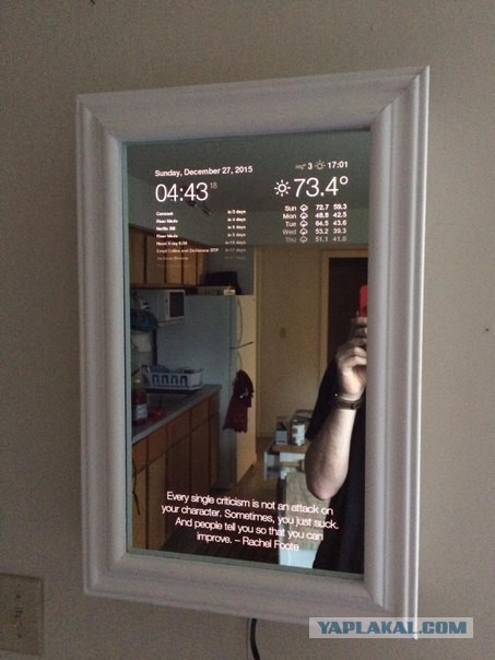 Инженер Google собрал в собственной ванной зеркало из фильмов про будущее