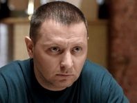 В Екатеринбурге на улице Бородина неизвестный мужчина открыл огонь из окна по людям.