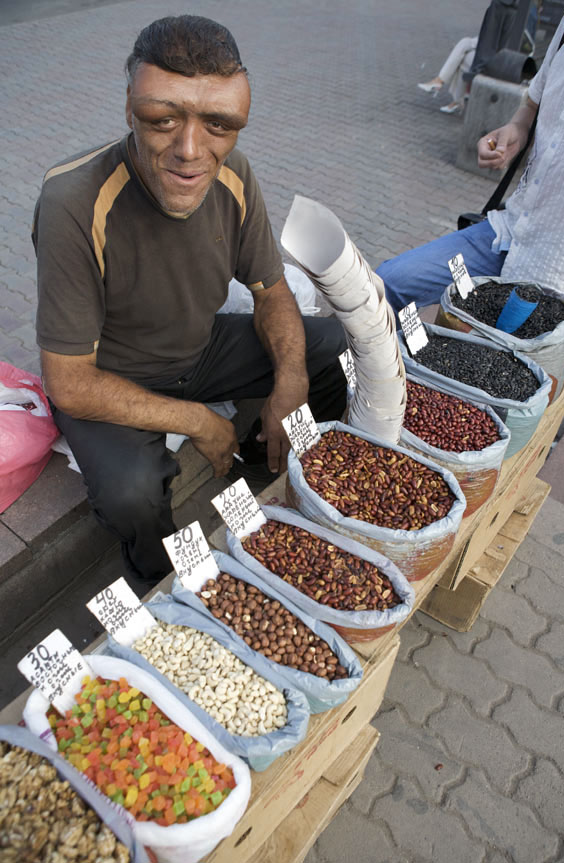 человек пытается продать что-то на пустом рынке