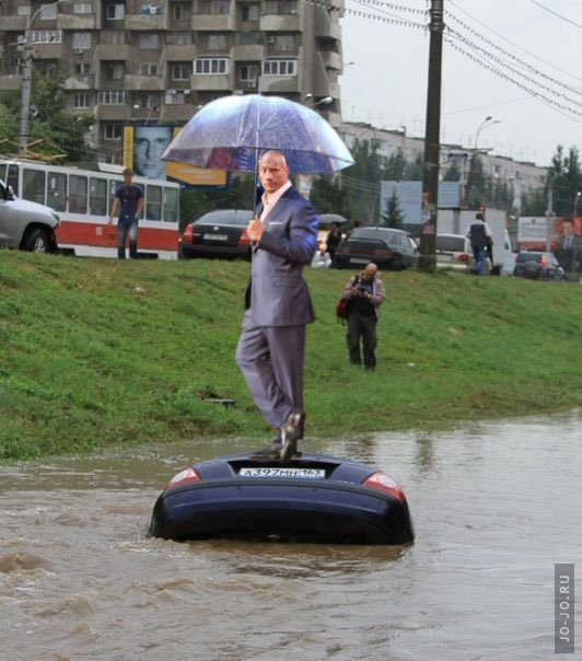 Дуэйн Джонсон под зонтом