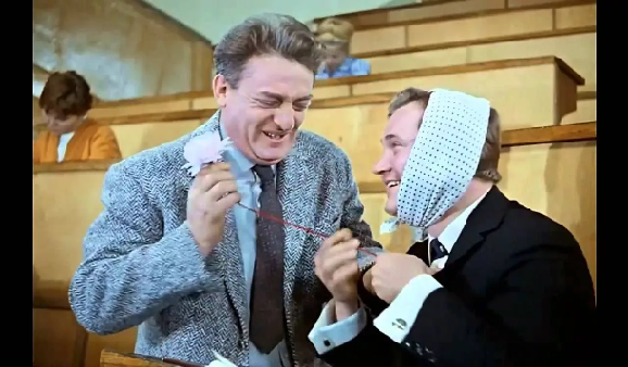 Профессор, конечно, лопух, но аппаратура при нём-мм, при нём-мм! Как слышно? Как слышишь… меня?