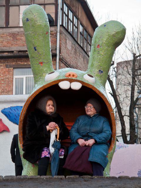 Заяц поедает двух бабушек!