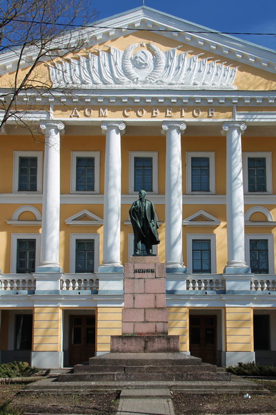 Памятники Ленину