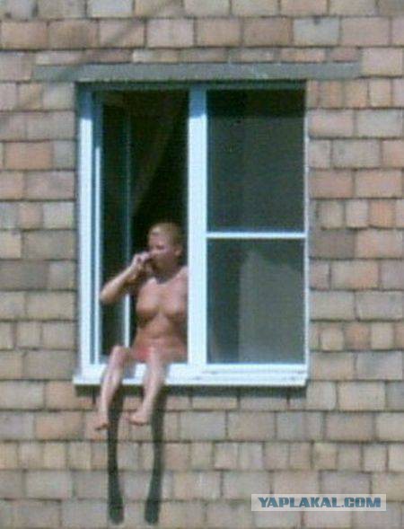 podsmatrivayu-za-sosedyami-cherez-balkon-v-okno-chastnoe-gosti-sosedke-tolpoy