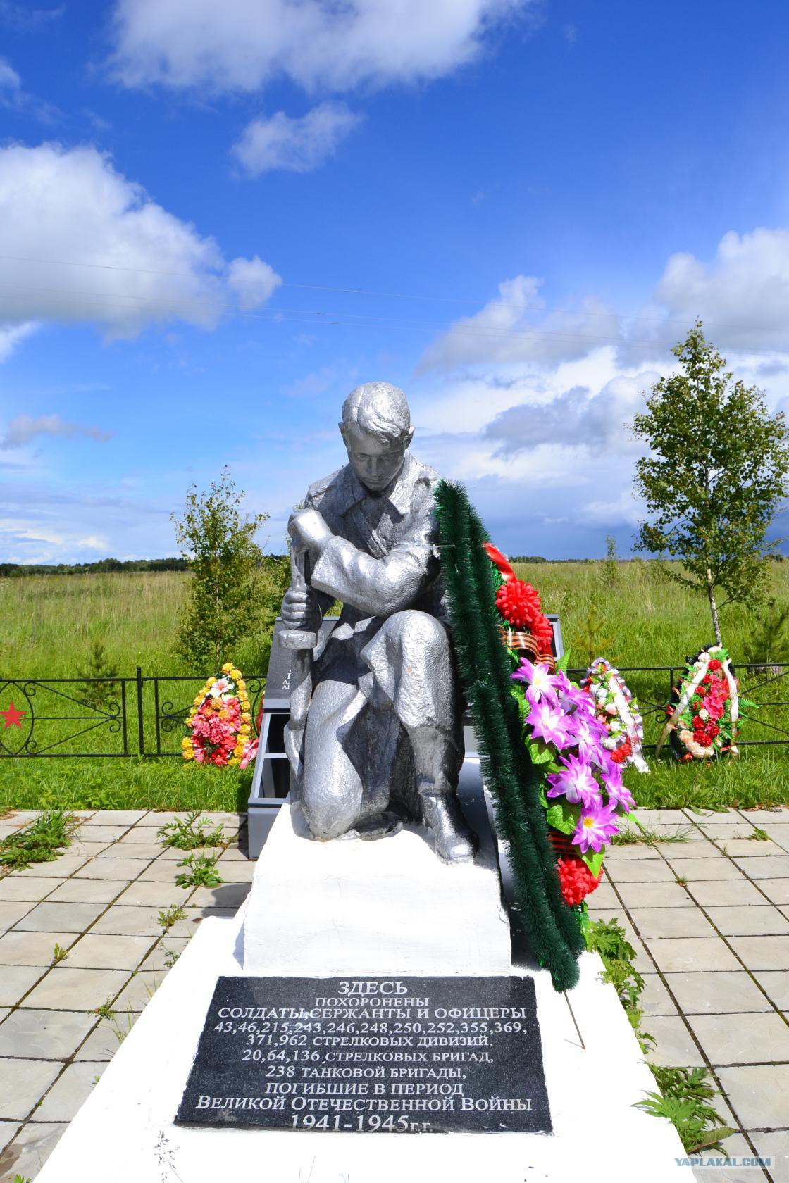 здесь похоронен красноармеец