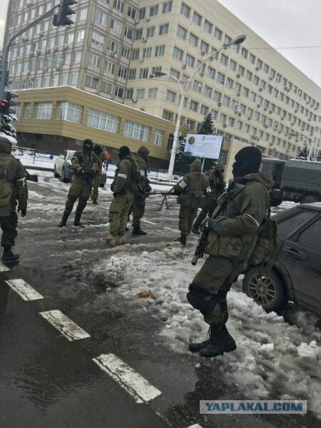 Луганск 21.11.17. Вооруженные люди возле административных зданий