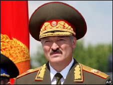 Лукашенко, который смотрит на разные вещи
