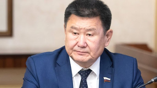 Против закона о поправках в Конституцию проголосовал лишь один сенатор. Это Вячеслав Мархаев