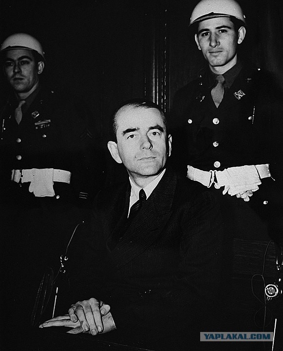 Персонажи и их реальные прототипы в фильме "Бункер" 2004 года.