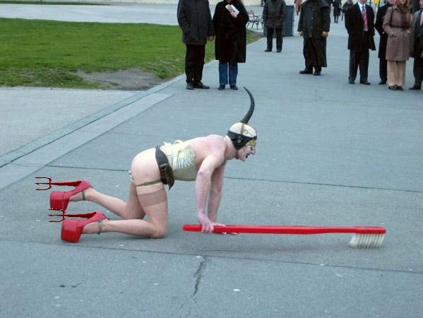 Фотожаба: человек-щетка