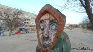 18 странных скульптур на детских площадках, которые невозможно забыть