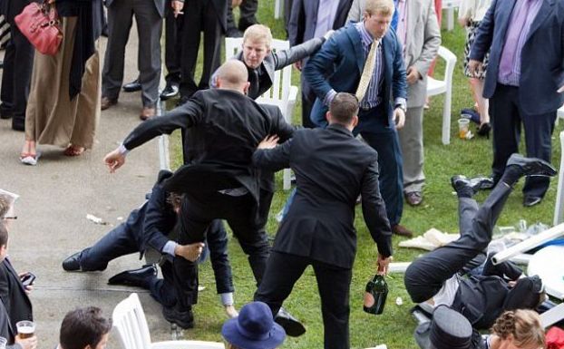 Фестиваль Aintree в Ливерпуле. Как обычно, вышли в лучших платьях, и как обычно - все загадили