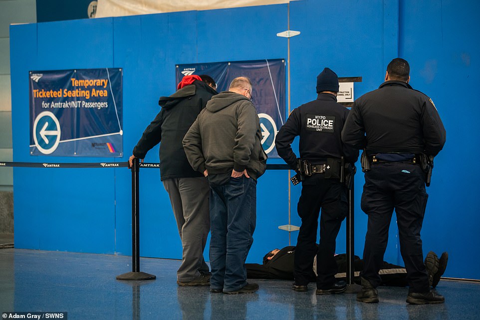 Полицейские нью йорка в метро