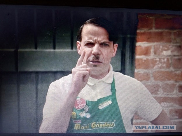 Усы посередине