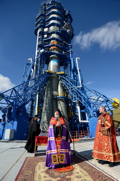 Космонавты на борту МКС держат иконостас