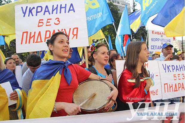 Митингующие в Киеве требуют отпустить военных..
