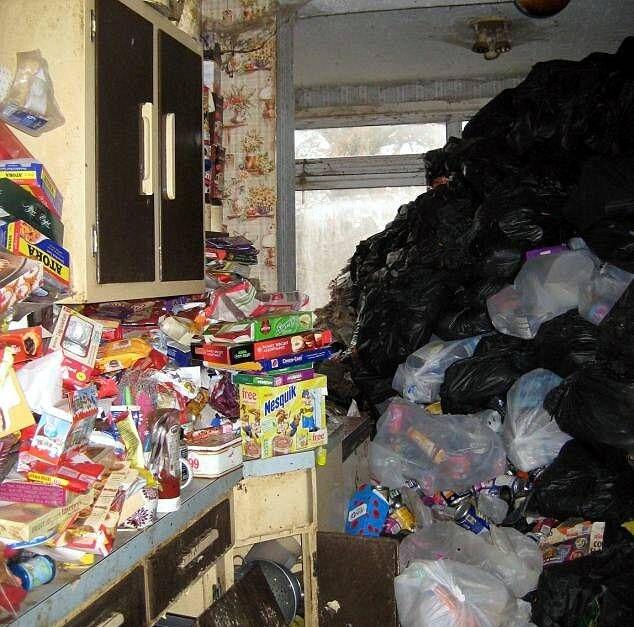 Дом кошатницы с 30 тоннами мусора и 15 скелетами