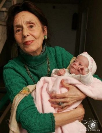 Женщина родила дочку в 67 лет. Вот как они с дочкой выглядят сейчас