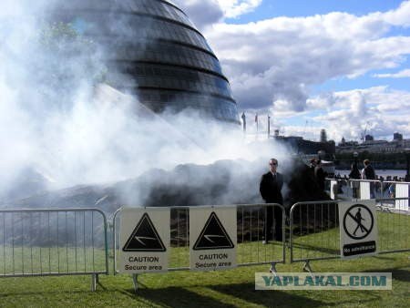 Непонятный обьект в парке Potters Fields