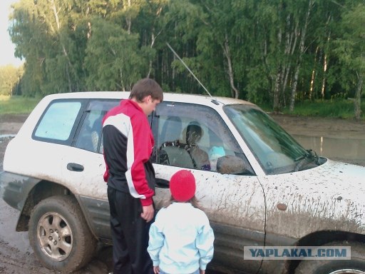Малыш закрыл себя в машине!