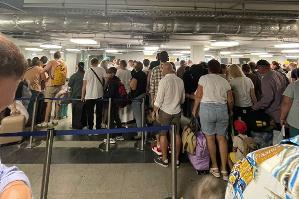 Господа туристы, готовьтесь к очередям в Шереметьево — как на входе в здания, так и в зоне досмотра