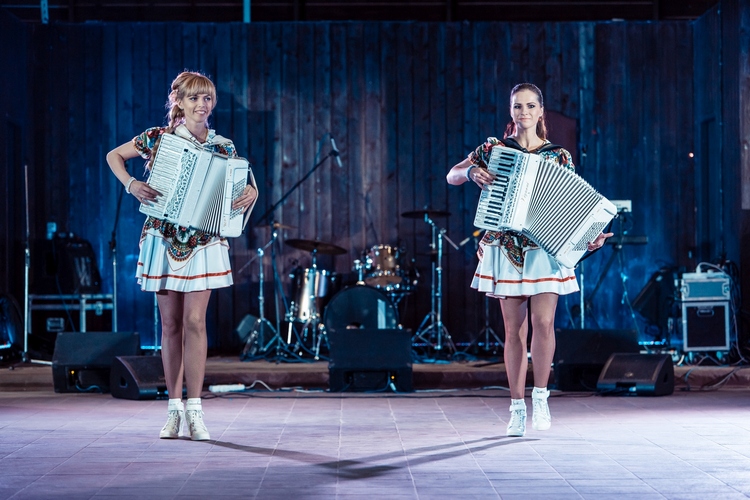 Дуэт любаня любовь аханова. Дуэт любаня биография. Любаня аккордеонистки. Дуэт аккордеонисток любаня. Дуэт любаня.