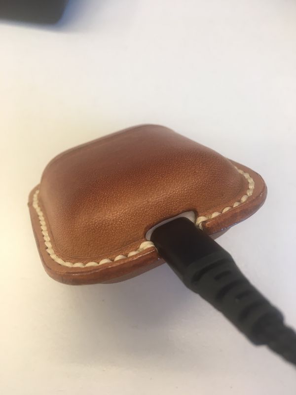Кожаный чехол для AirPods своими руками