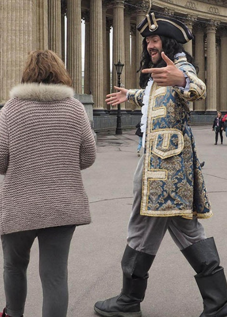 люди на невском проспекте в санкт петербурге